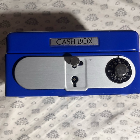 Personal Cash Box - Picture 1 of 4